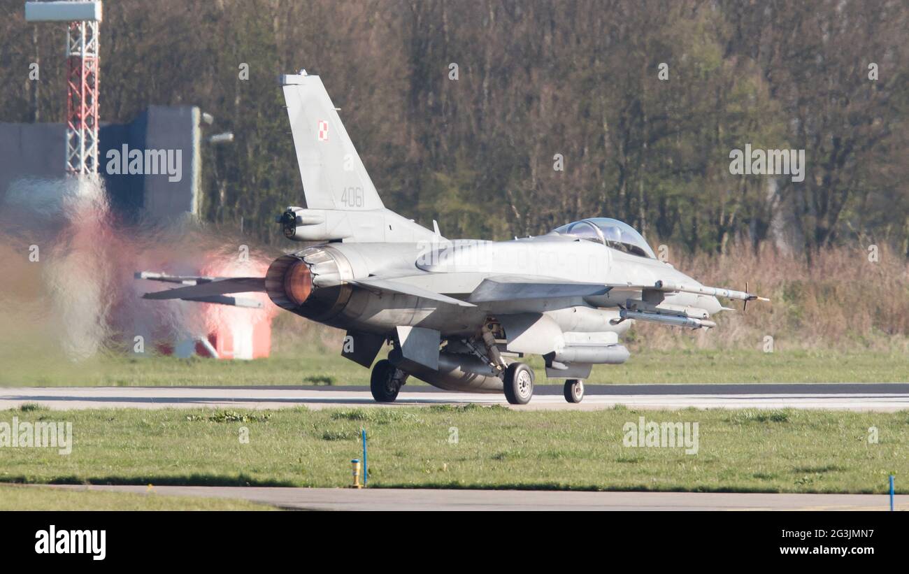 LEEUWARDEN, Pays-Bas - 11 avril 2016 : Armée de l'Air polonaise Lockheed F-16C Viper l'atterrissage au cours de l'exercice Frisian Flag 201 Banque D'Images