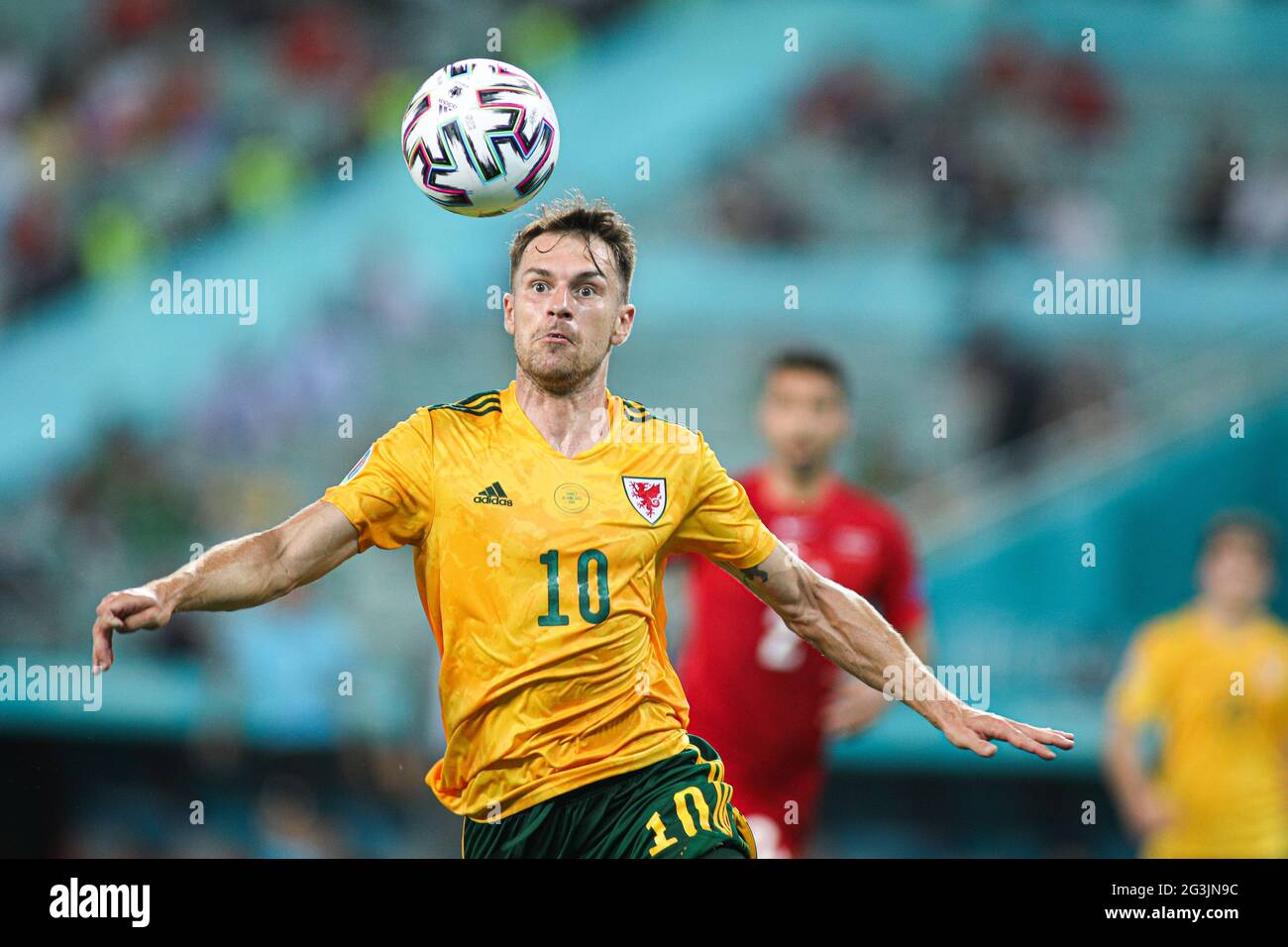 BAKOU, AZERBAÏDJAN - JUIN 16 : Aaron Ramsey, du pays de Galles, contrôle le ballon lors du championnat de l'UEFA Euro 2020 Group UN match entre la Turquie et le pays de Galles au stade olympique de Bakou le 16 juin 2021 à Bakou, Azerbaïdjan. Banque D'Images