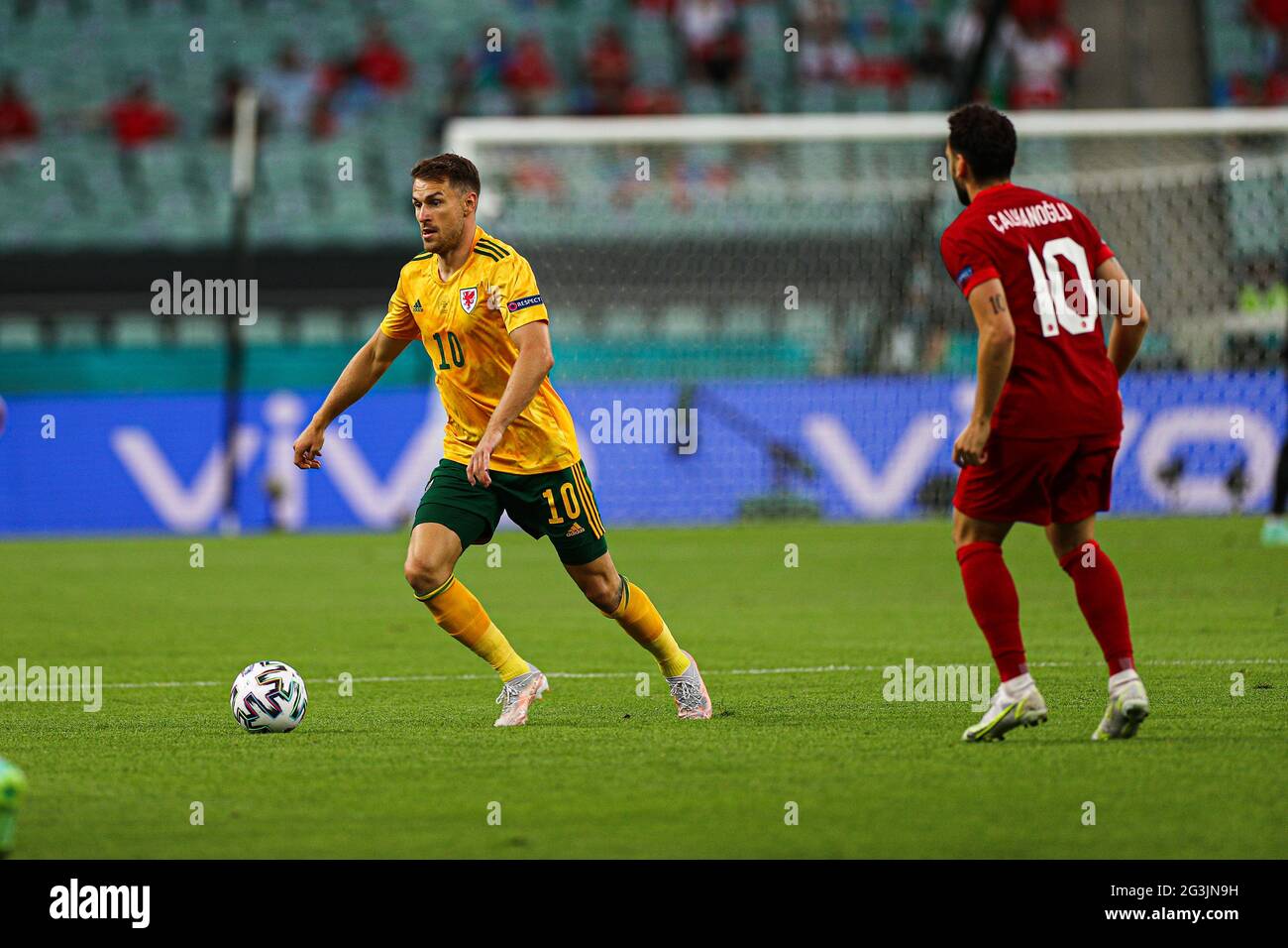 BAKOU, AZERBAÏDJAN - JUIN 16 : Aaron Ramsey, du pays de Galles, contrôle le ballon lors du championnat de l'UEFA Euro 2020 Group UN match entre la Turquie et le pays de Galles au stade olympique de Bakou le 16 juin 2021 à Bakou, Azerbaïdjan. Banque D'Images