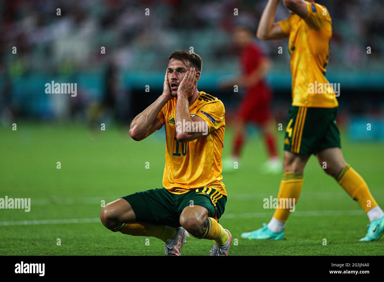 BAKOU, AZERBAÏDJAN - JUIN 16 : réaction d'Aaron Ramsey du pays de Galles lors du championnat de l'UEFA Euro 2020 un match entre la Turquie et le pays de Galles au stade olympique de Bakou le 16 juin 2021 à Bakou, Azerbaïdjan. Banque D'Images