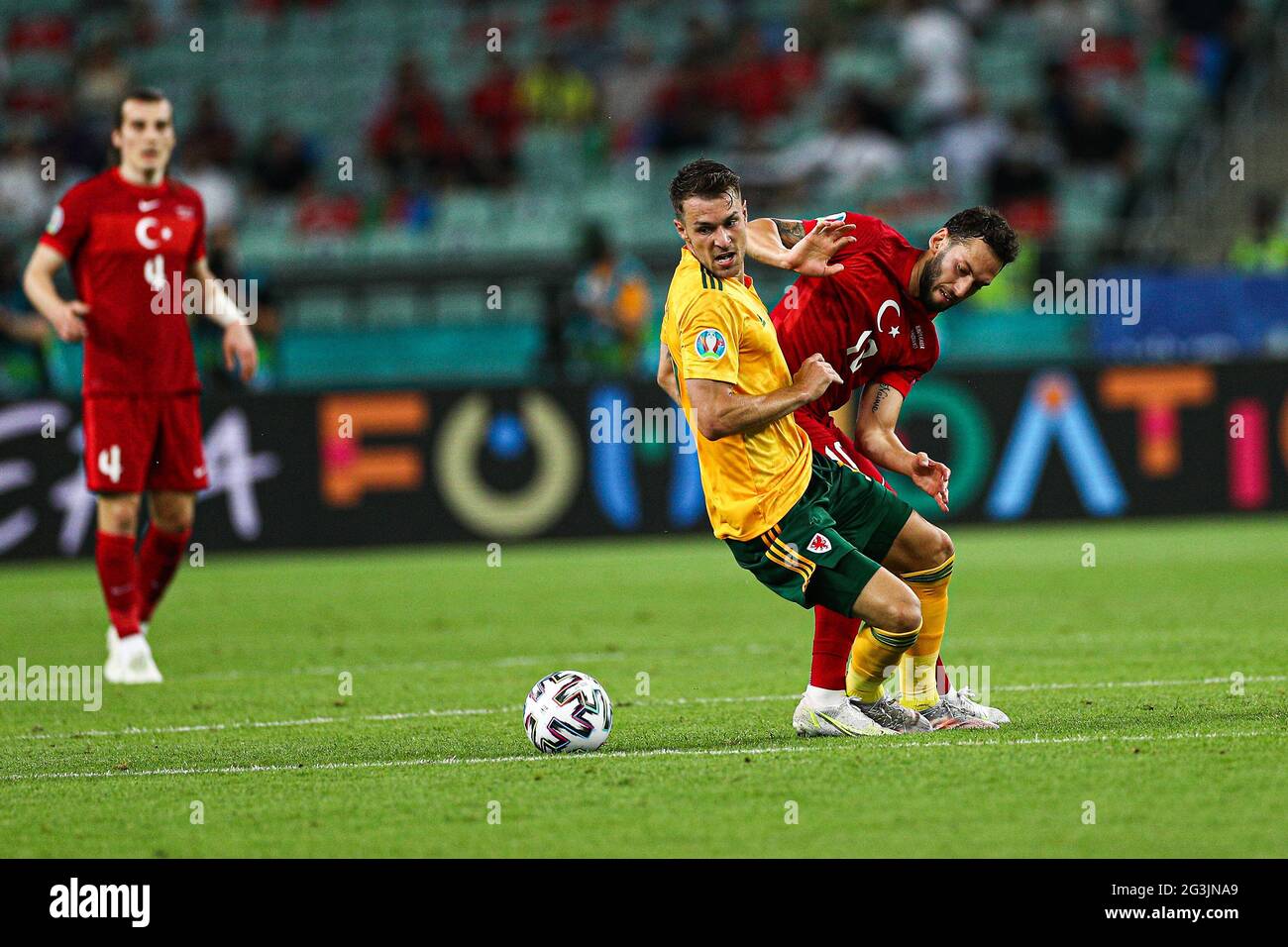 BAKOU, AZERBAÏDJAN - JUIN 16 : Aaron Ramsey du pays de Galles lutte pour le bal avec Hakan Çalhanoğlu de Turquie lors du championnat de l'UEFA Euro 2020 Group UN match entre la Turquie et le pays de Galles au stade olympique de Bakou le 16 juin 2021 à Bakou, Azerbaïdjan. Banque D'Images