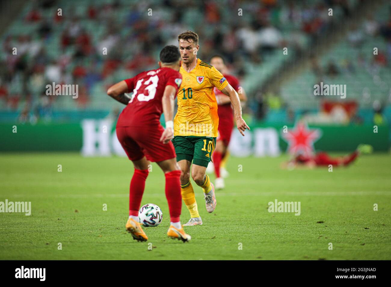 BAKOU, AZERBAÏDJAN - JUIN 16 : Aaron Ramsey, du pays de Galles, contrôle le ballon lors du championnat de l'UEFA Euro 2020 Group UN match entre la Turquie et le pays de Galles au stade olympique de Bakou le 16 juin 2021 à Bakou, Azerbaïdjan. Banque D'Images
