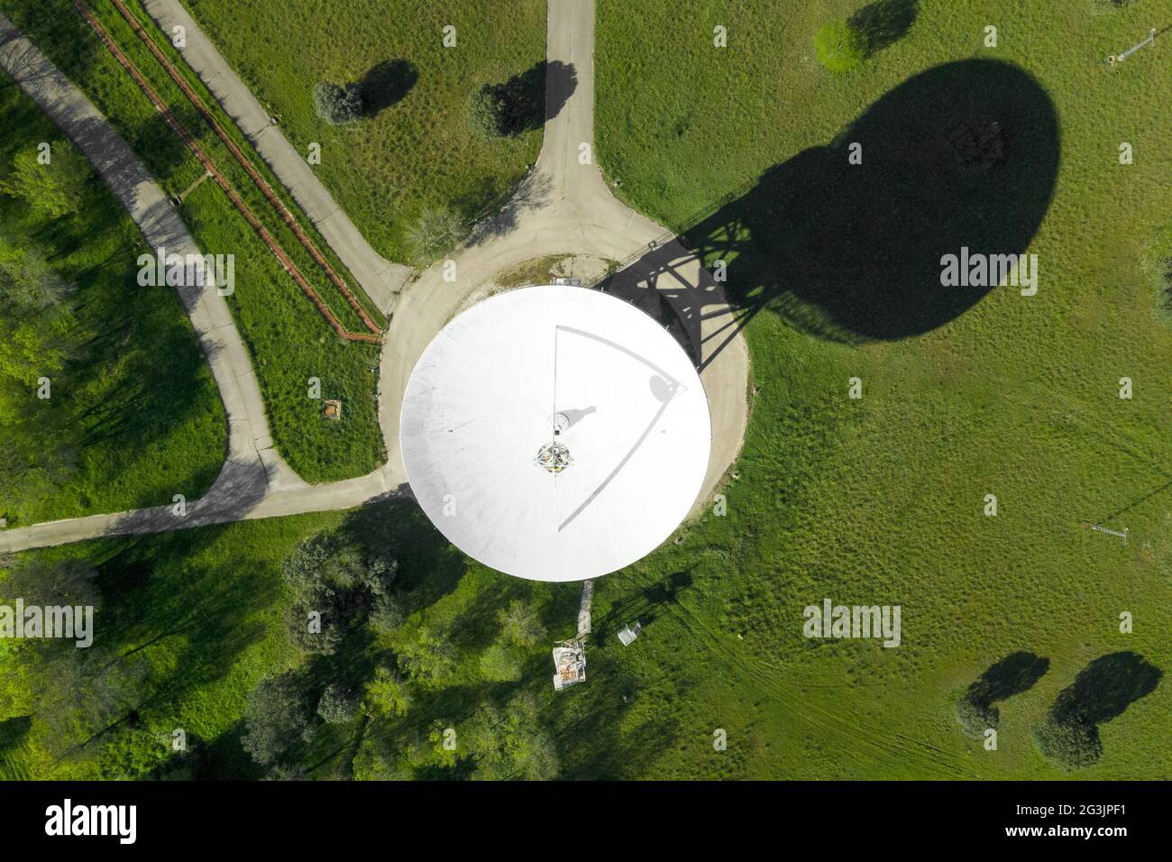 Vue aérienne d'une grande antenne de télécommunications ou d'une antenne parabolique radiotélescope. Photo de haute qualité. Banque D'Images