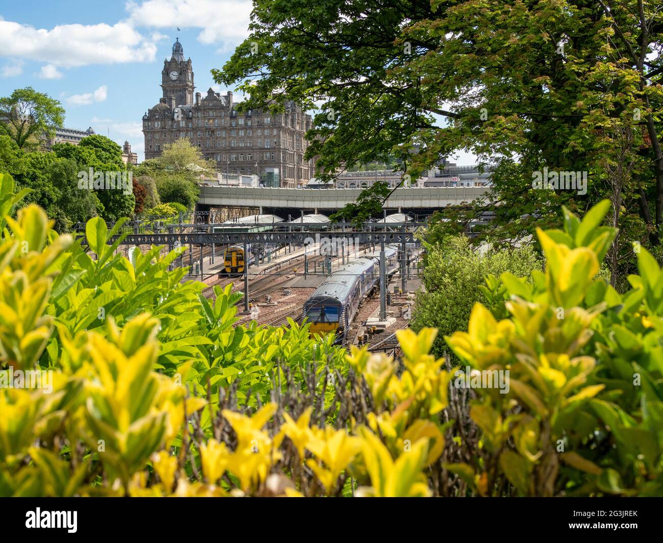 L'hôtel Balmoral et la gare de Waverley depuis Princes Street Gardens, Édimbourg, Écosse, Royaume-Uni. Banque D'Images