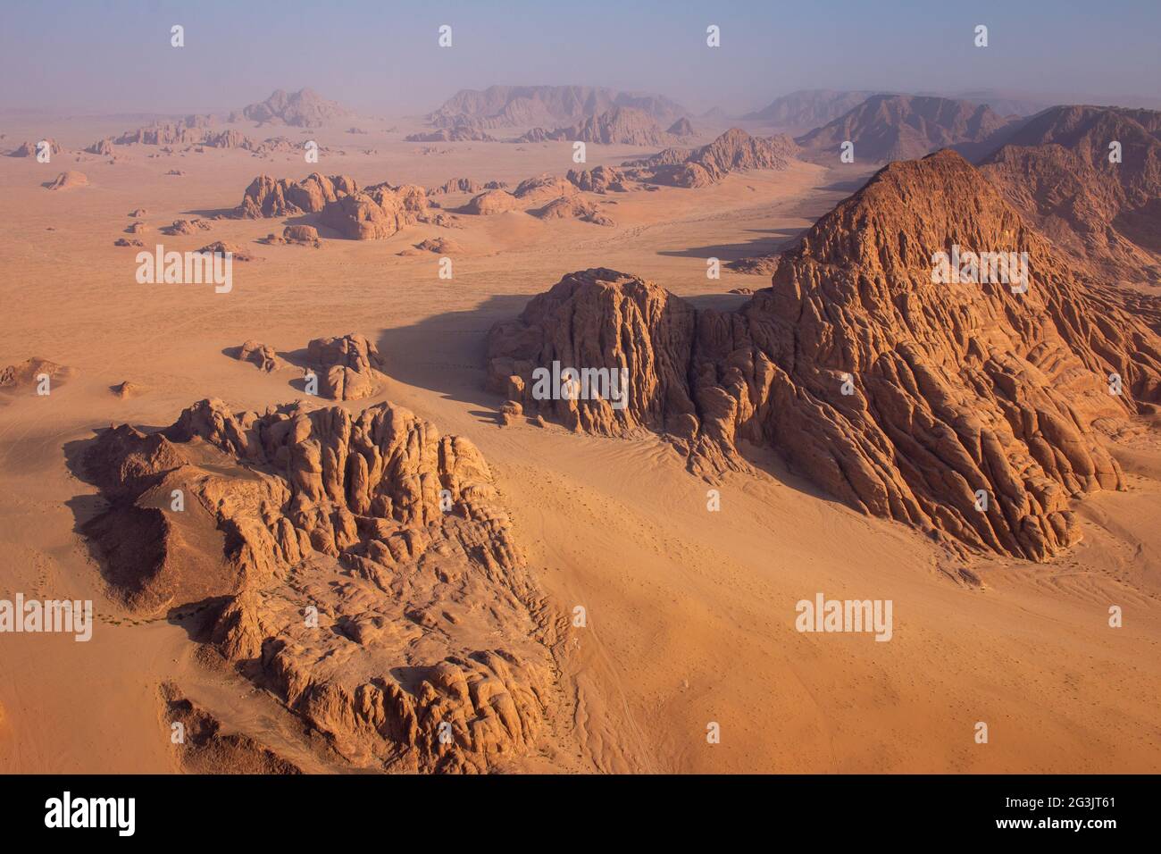 Vue sur les formations rocheuses dans le désert de Wadi Rum à partir d'une montgolfière au lever du soleil, Jordanie, avril 2018 Banque D'Images