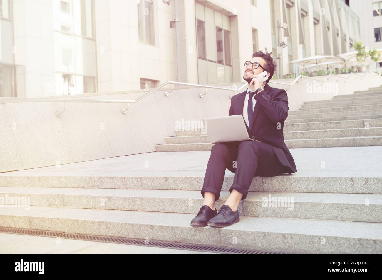 Businessman speaking sur téléphone mobile Banque D'Images