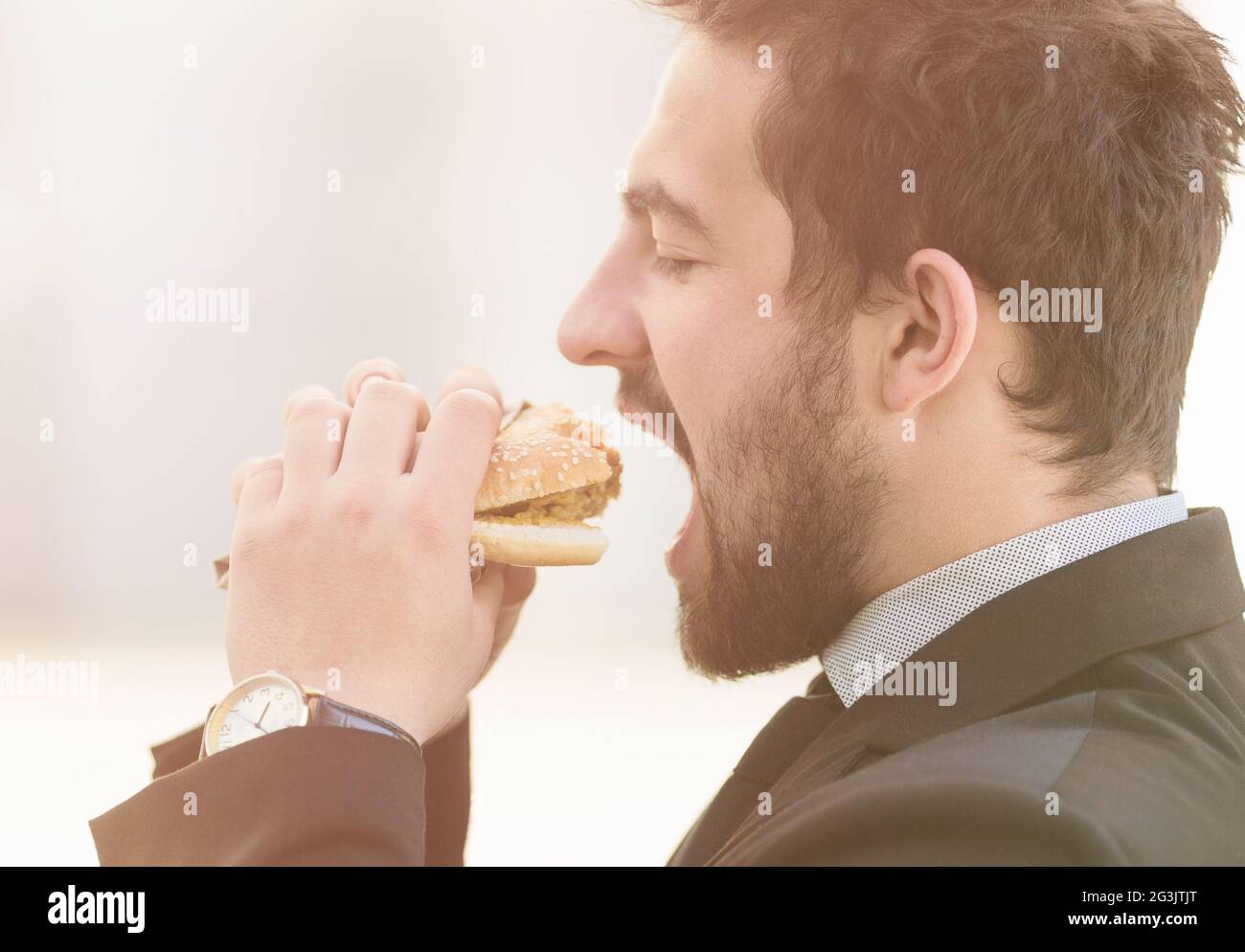 Businessman eating sur d'aller Banque D'Images