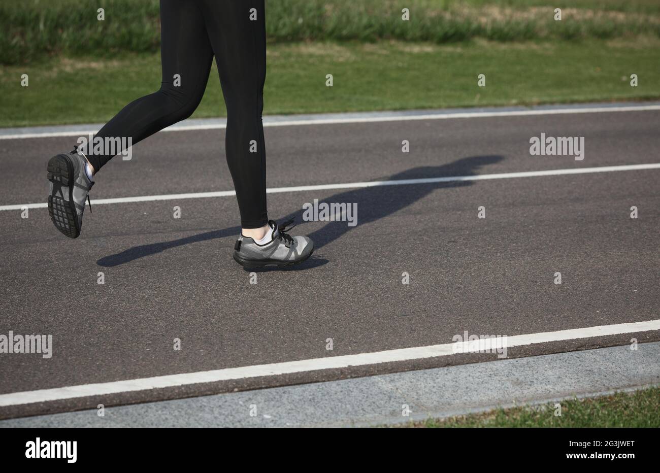 Femme jogging sur la voie Banque D'Images