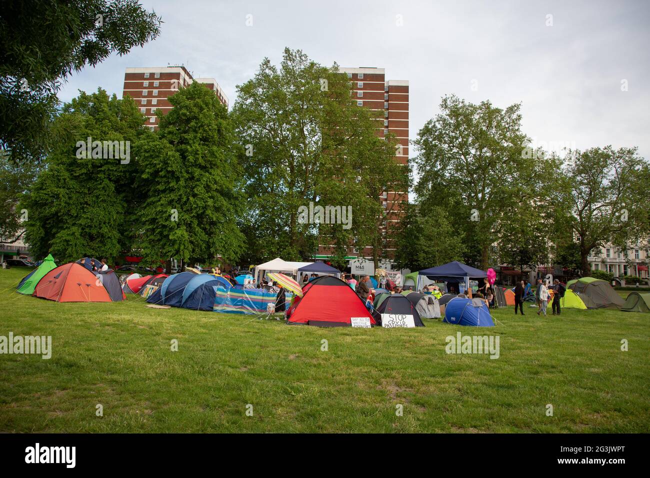 Camp des manifestants pour la liberté sur Shepherd's Bush Green, Londres, Royaume-Uni. Juin 2021 Banque D'Images