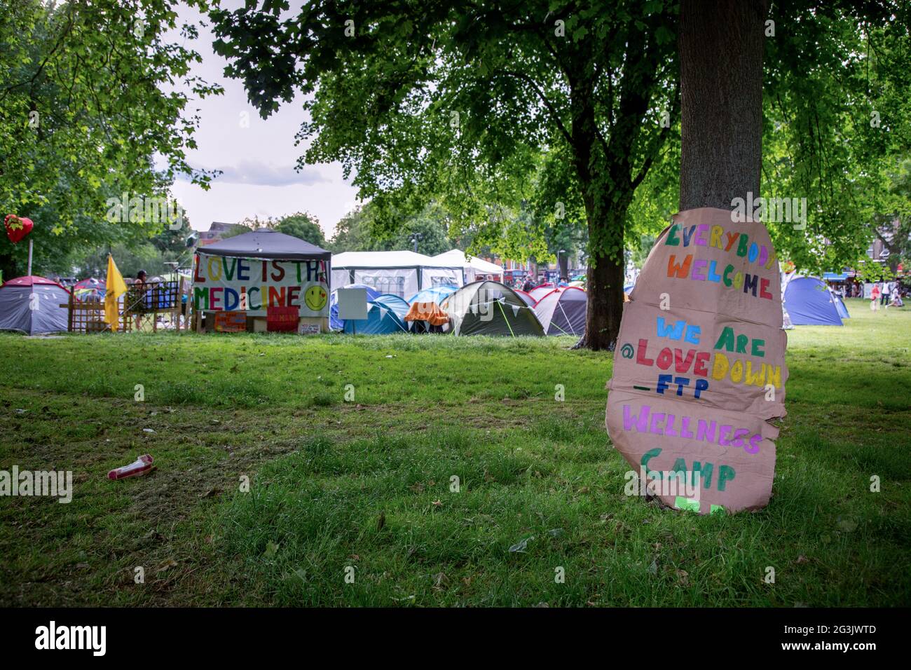 Signalisation dans un camp de manifestants Freedom sur Shepherd's Bush Green, Londres, Royaume-Uni. Juin 2021 Banque D'Images