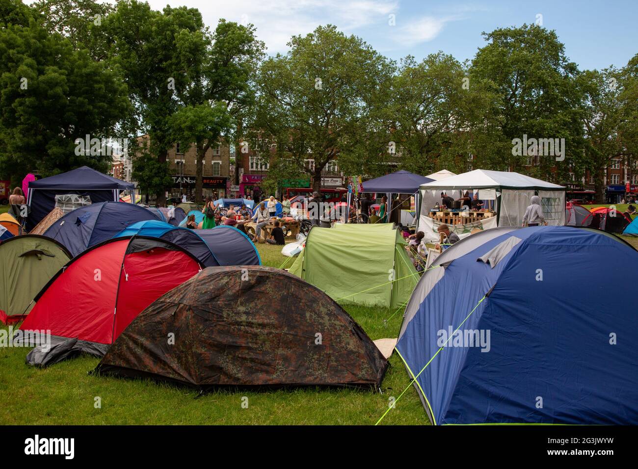 Camp des manifestants pour la liberté sur Shepherd's Bush Green, Londres, Royaume-Uni. Juin 2021 Banque D'Images