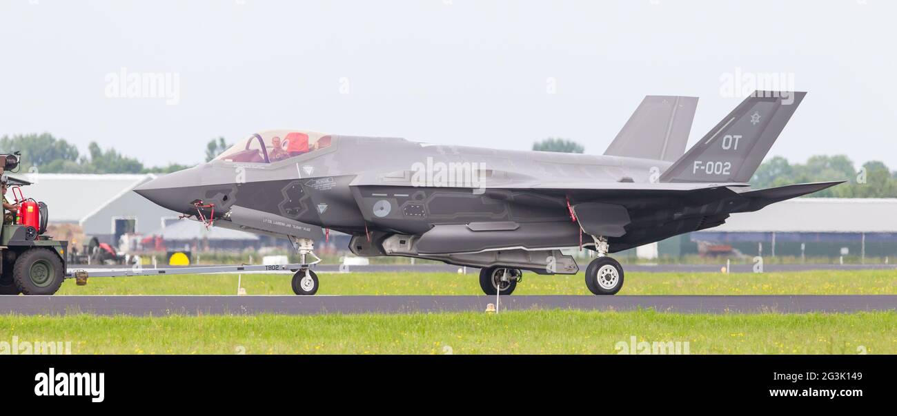 LEEUWARDEN, Pays-Bas - 11 juin 2016 : F35 Joint Strike Fighter est remorqué au hangar après un vol de démonstration à l'Dutc Banque D'Images