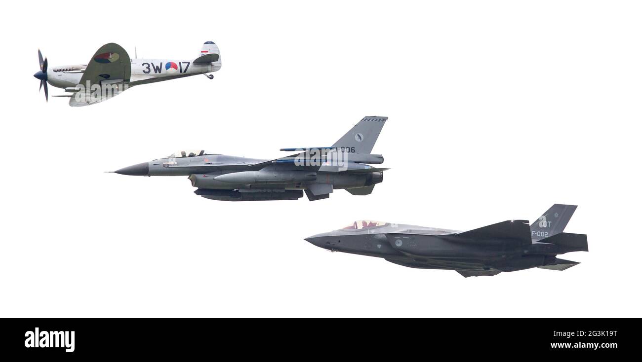 LEEUWARDEN, Pays-Bas - 11 juin 2016 : F-35 Lightning II, F-16 et Spitfire survole à la Force aérienne néerlandaise jours Banque D'Images
