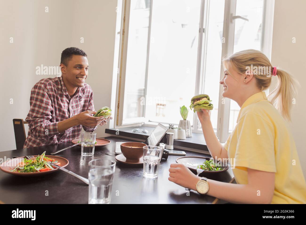 Couple heureux en restaurant végétalien Banque D'Images