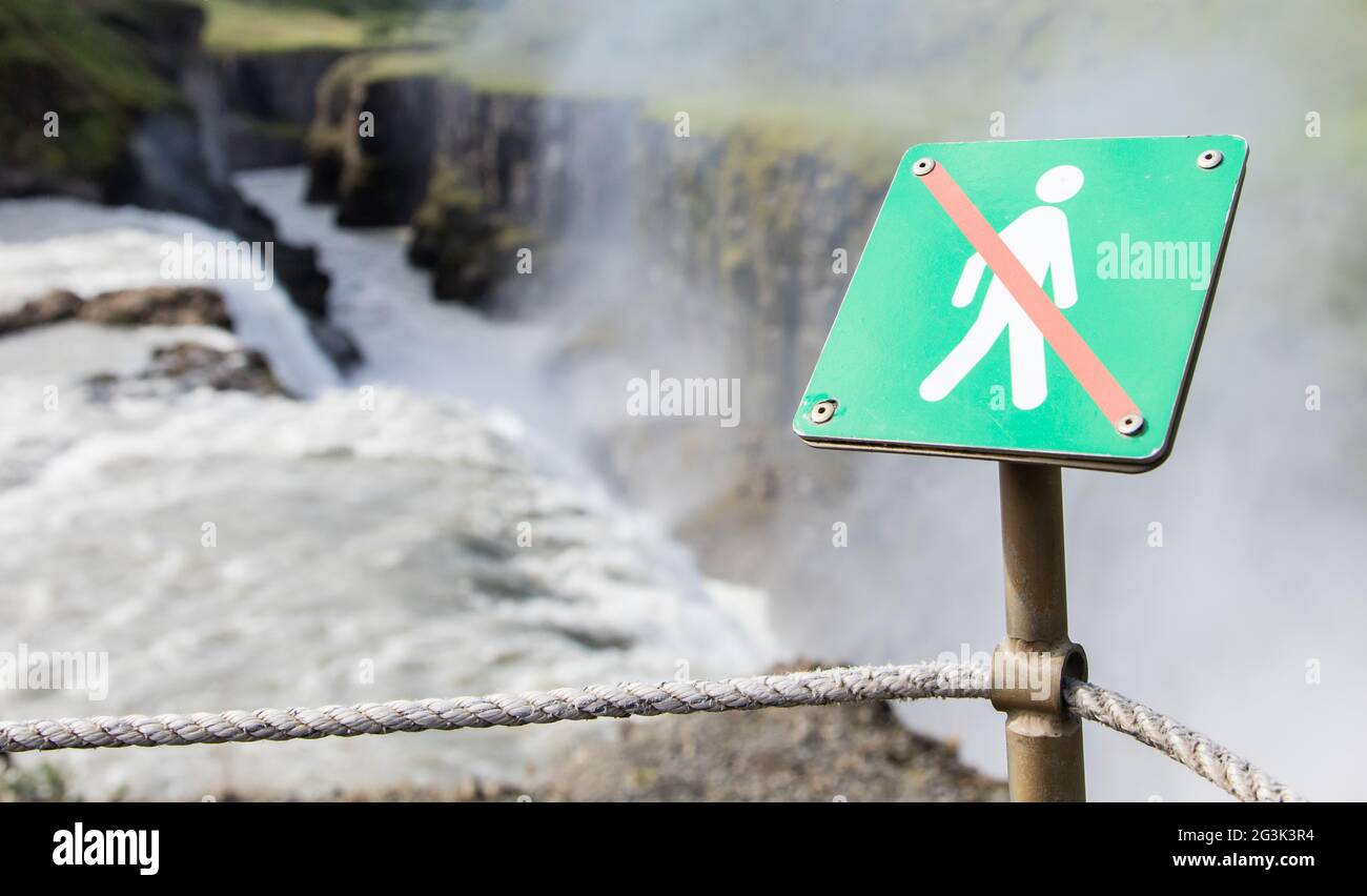 Interdit de marcher ici - Islande - cascade féroce en arrière-plan Banque D'Images