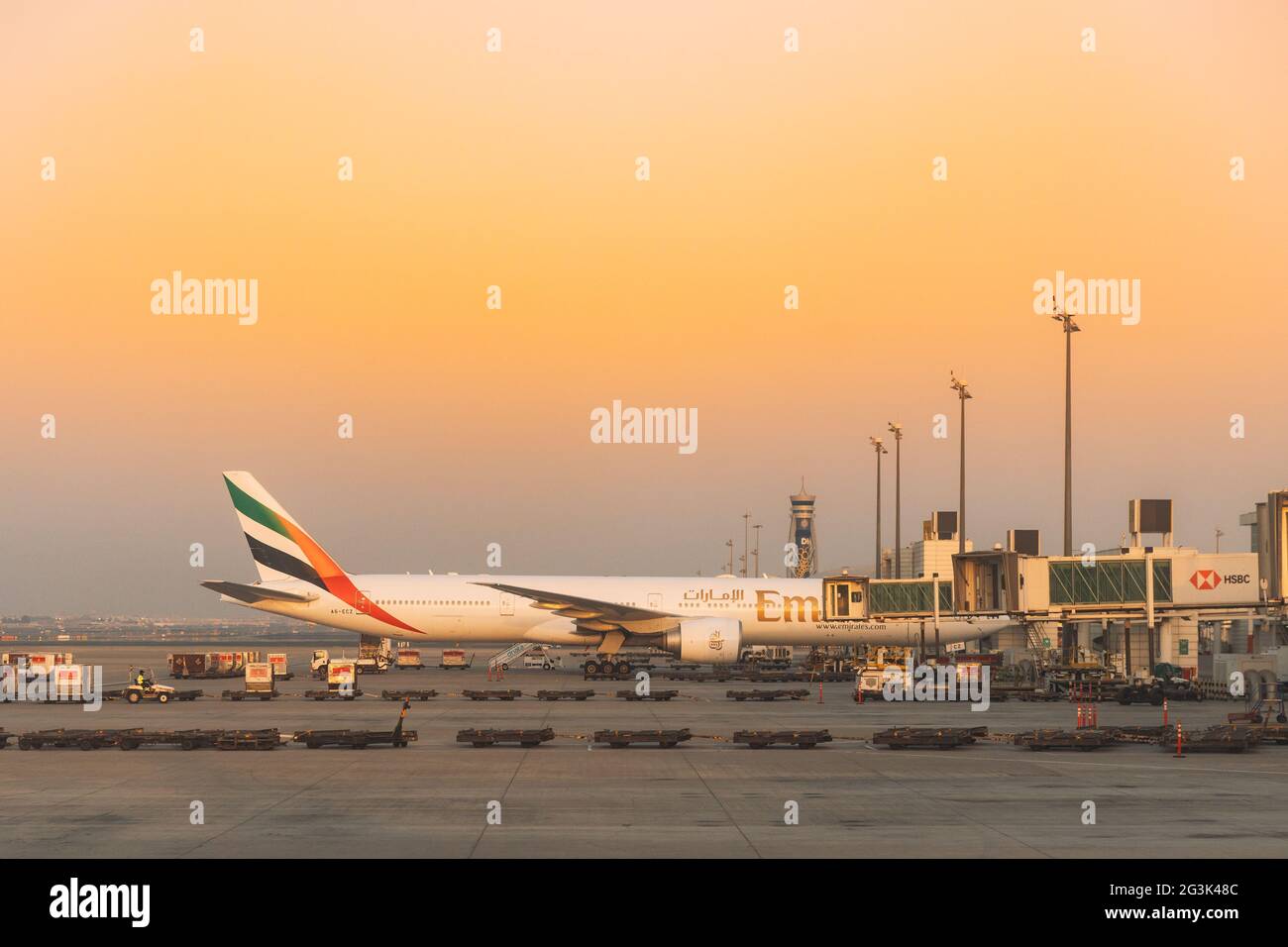 Airline Emirates plane Stand à l'aéroport de Dubaï. Dubaï, Émirats arabes Unis Banque D'Images