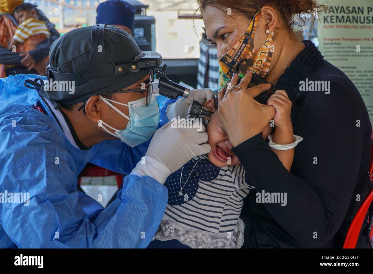 BALI/INDONÉSIE-MAI 28 2021 : un médecin ORL examine les oreilles, le nez et  la gorge d'un patient pédiatrique. Au cours de la pandémie COVID-19, examen  ORL Photo Stock - Alamy