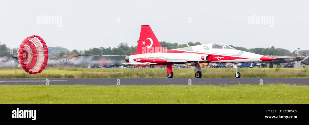 LEEUWARDEN, Pays-Bas - 10 juin 2016 : l'équipe de démonstration de l'air turque Turkish Stars au Royal Netherlands Air pour Banque D'Images