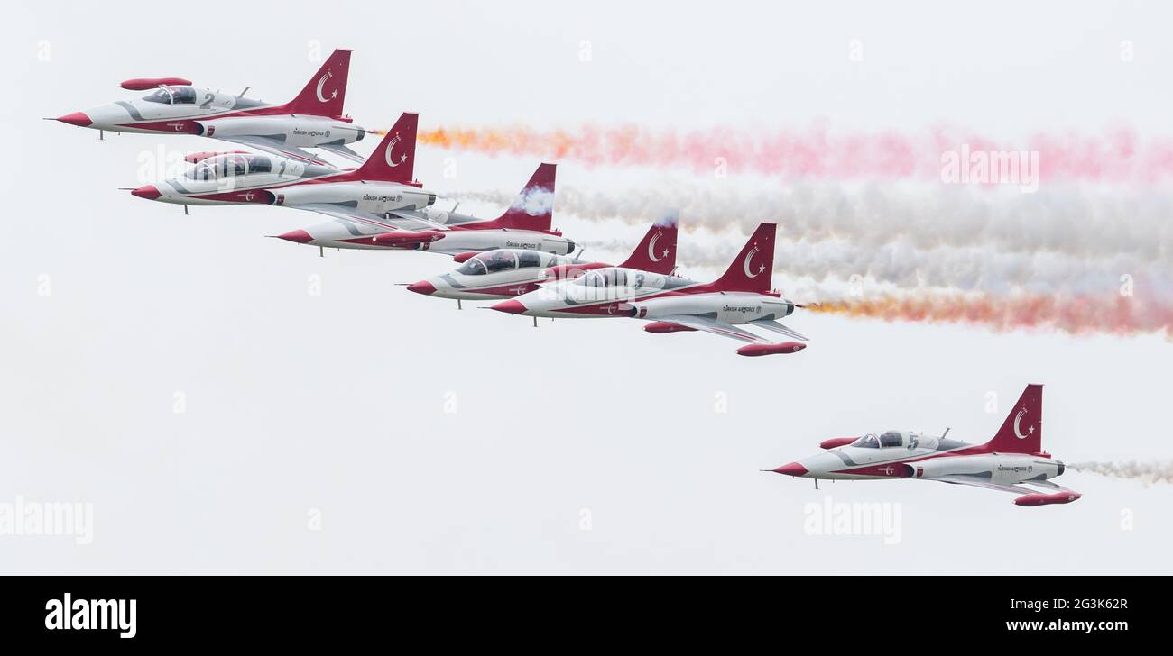 LEEUWARDEN, Pays-Bas - 10 juin 2016 : l'équipe de démonstration de l'air turque Turkish Stars au Royal Netherlands Air pour Banque D'Images