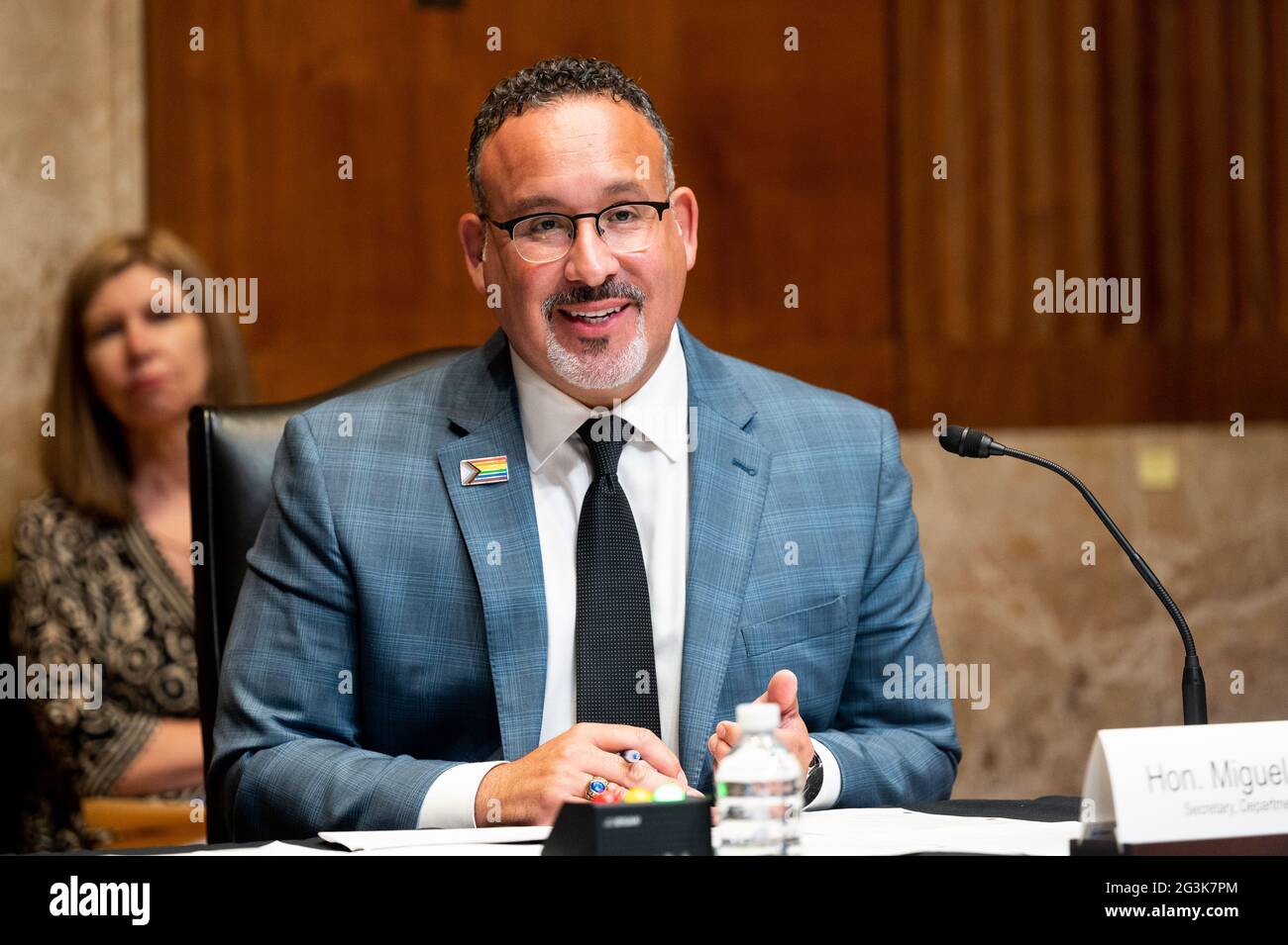 Washington, États-Unis. 16 juin 2021. Le secrétaire américain à l'éducation Miguel Cardona prend la parole à l'audience du Comité des crédits du Sénat. Crédit : SOPA Images Limited/Alamy Live News Banque D'Images