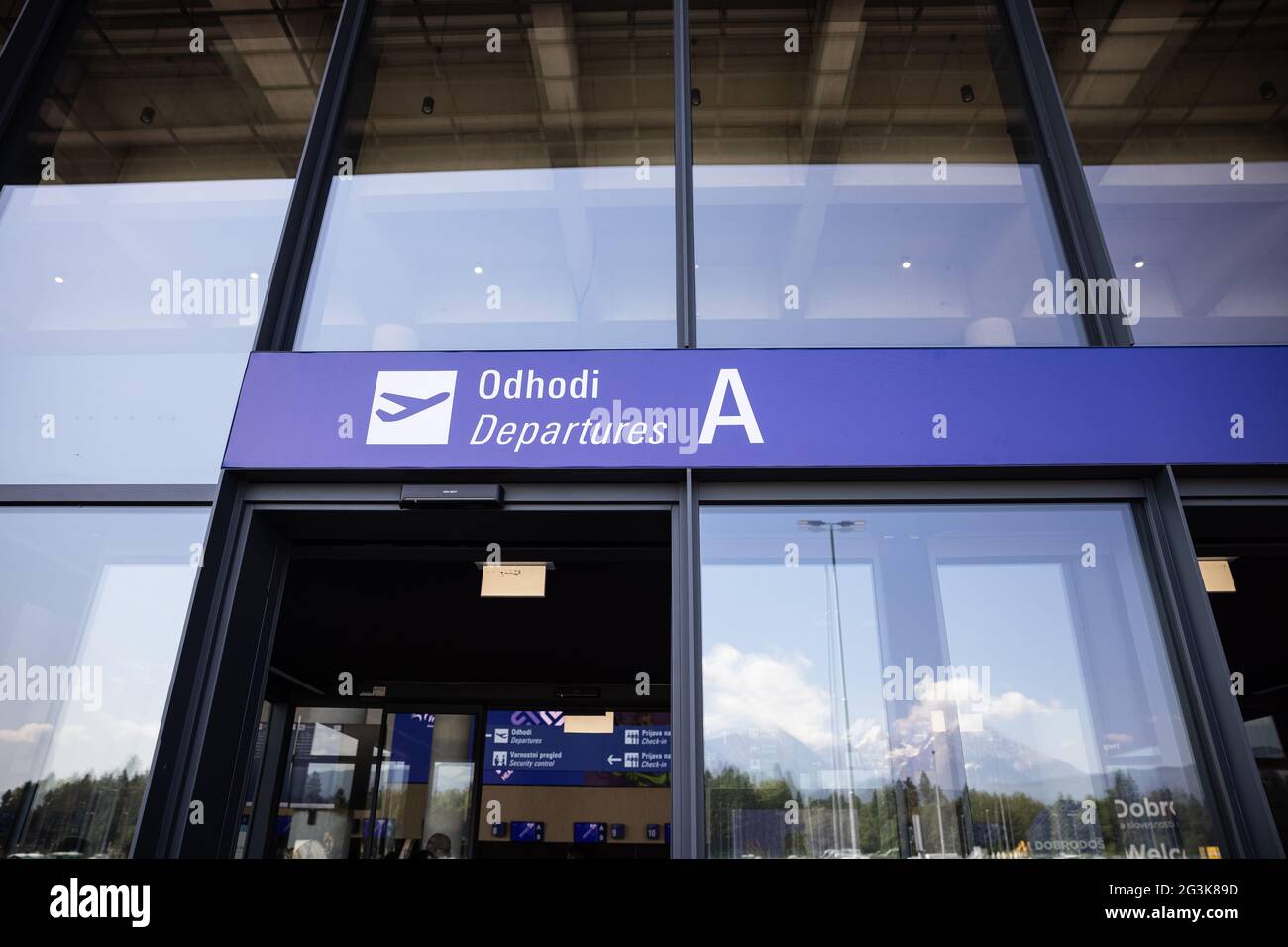 Brnik, Slovénie. 16 juin 2021. Vue d'une entrée de départ au nouveau terminal passagers de l'aéroport de Ljubljana. UN nouveau terminal passagers de l'aéroport Joze Pucnik de Ljubljana a été inauguré le mercredi 16 juin 2021. Il sera ouvert le 1er juillet et pourra prendre en charge plus de 1,200 passagers par heure. Crédit : SOPA Images Limited/Alamy Live News Banque D'Images