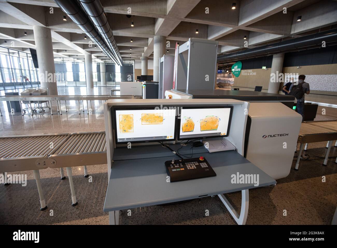 Brnik, Slovénie. 16 juin 2021. Poste de contrôle de sécurité au nouveau terminal passagers de l'aéroport de Ljubljana. UN nouveau terminal passagers de l'aéroport Joze Pucnik de Ljubljana a été inauguré le mercredi 16 juin 2021. Il sera ouvert le 1er juillet et pourra prendre en charge plus de 1,200 passagers par heure. Crédit : SOPA Images Limited/Alamy Live News Banque D'Images