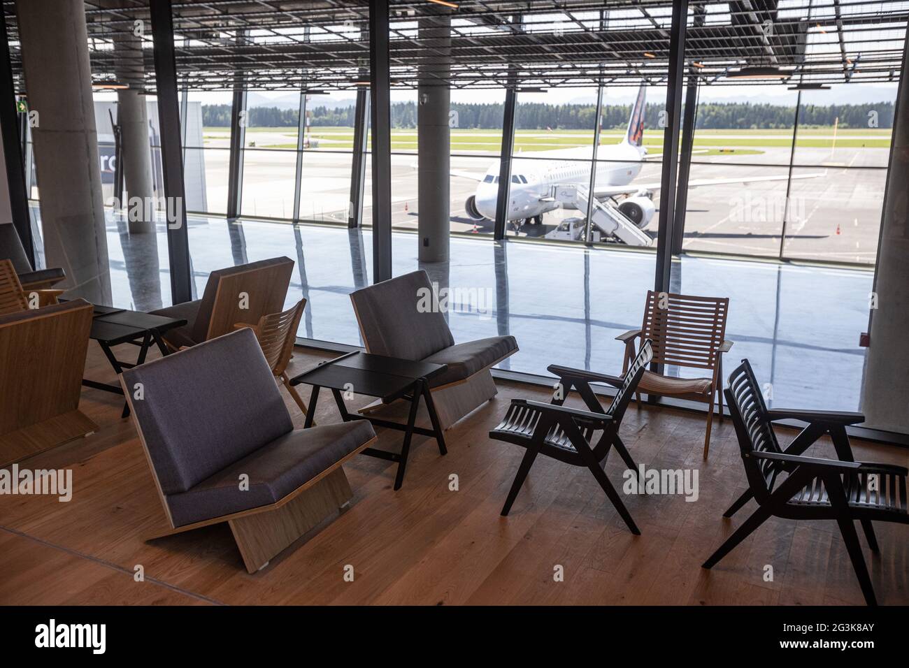 Brnik, Slovénie. 16 juin 2021. Un salon d'affaires au nouveau terminal passagers de l'aéroport de Ljubljana.UN nouveau terminal passagers de l'aéroport Joze Pucnik de Ljubljana a été inauguré le mercredi 16 juin 2021. Il sera ouvert le 1er juillet et pourra prendre en charge plus de 1,200 passagers par heure. Crédit : SOPA Images Limited/Alamy Live News Banque D'Images