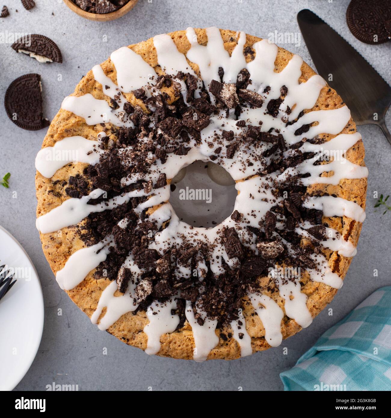 Gâteau de livre avec biscuits sandwich au chocolat et glaçure Banque D'Images