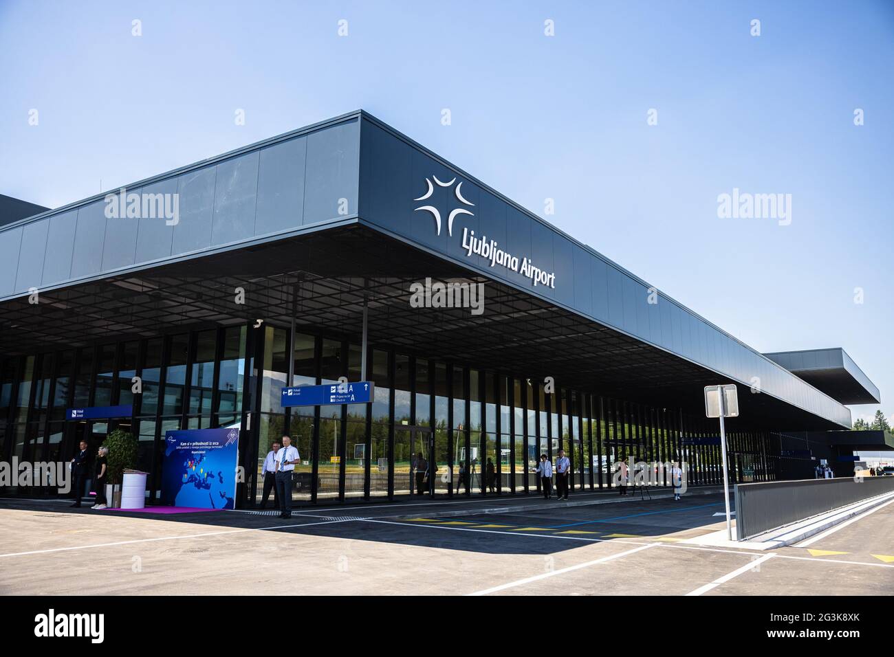 Brnik, Slovénie. 16 juin 2021. Vue du nouveau terminal passagers de l'aéroport de Ljubljana.UN nouveau terminal passagers de l'aéroport de Ljubljana Joze Pucnik a été inauguré le mercredi 16 juin 2021. Il sera ouvert le 1er juillet et pourra prendre en charge plus de 1,200 passagers par heure. (Photo de Luka Dakskobler/SOPA Images/Sipa USA) crédit: SIPA USA/Alay Live News Banque D'Images
