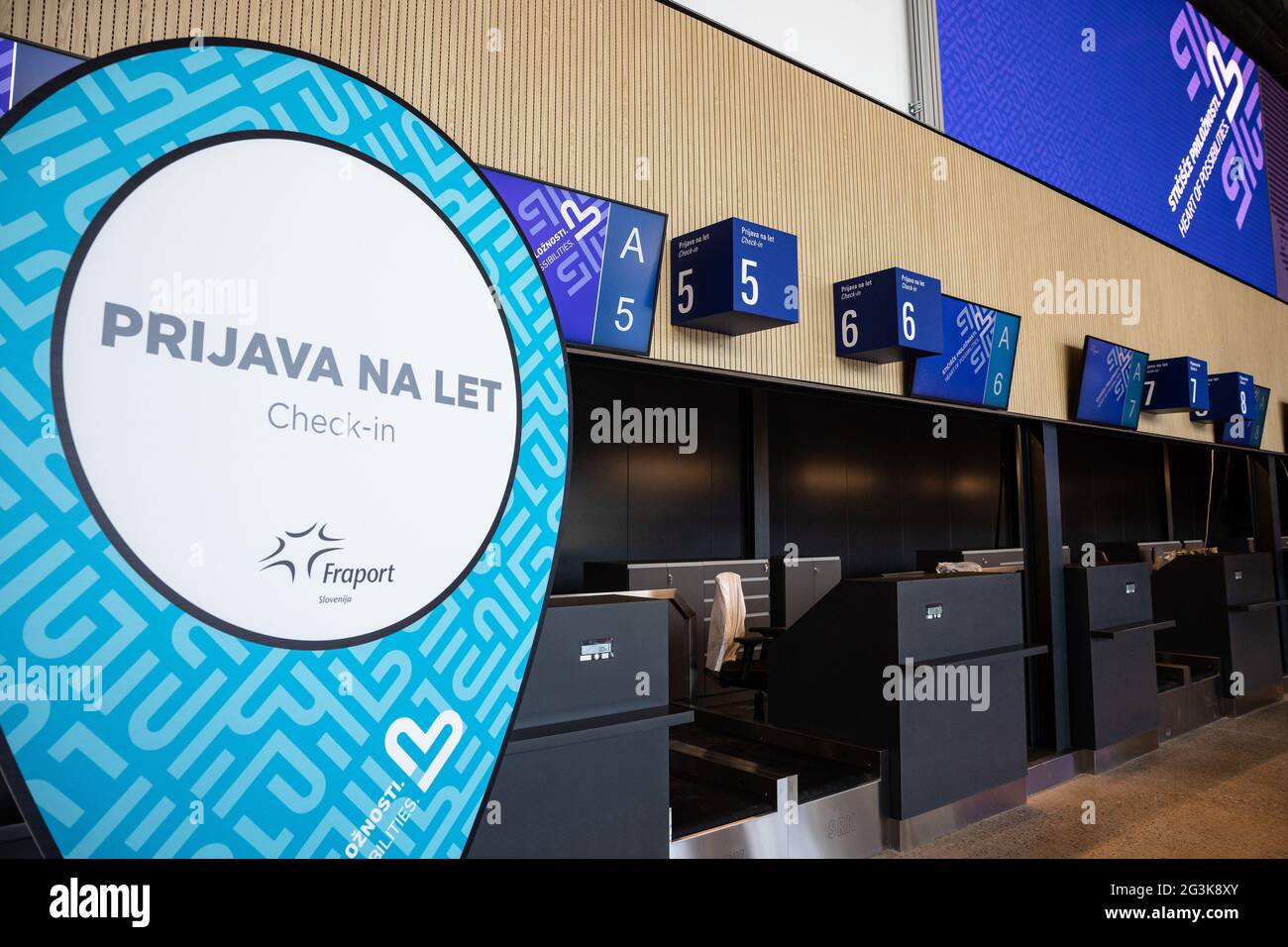 Brnik, Slovénie. 16 juin 2021. Vue des comptoirs d'enregistrement vides au nouveau terminal passagers de l'aéroport de Ljubljana.UN nouveau terminal passagers de l'aéroport de Ljubljana Joze Pucnik a été inauguré le mercredi 16 juin 2021. Il sera ouvert le 1er juillet et pourra prendre en charge plus de 1,200 passagers par heure. (Photo de Luka Dakskobler/SOPA Images/Sipa USA) crédit: SIPA USA/Alay Live News Banque D'Images