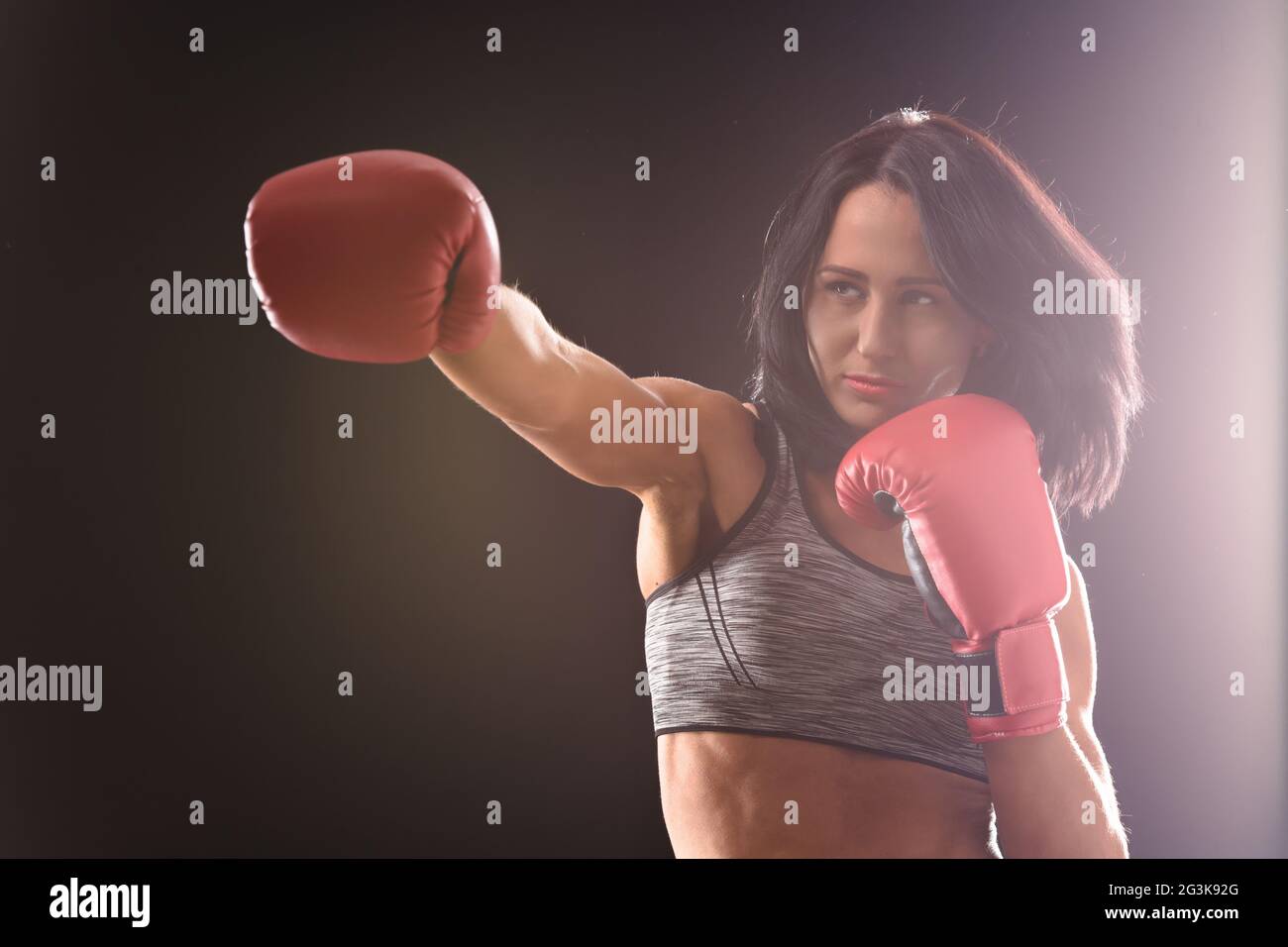 Femme Boxer rouge avec des gants de boxe sur Banque D'Images