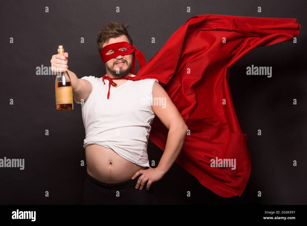 Super anti-héros l'homme de boire de l'alcool Banque D'Images