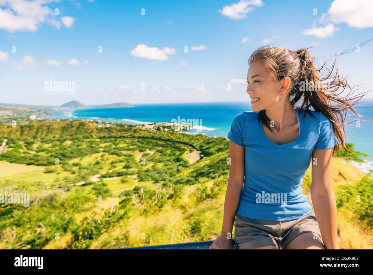 Hawaï randonneur touristique asiatique femme randonnée le parc du monument national de Diamond Head célèbre attraction touristique choses à faire à Honolulu vue de la ville de Waikiki Banque D'Images