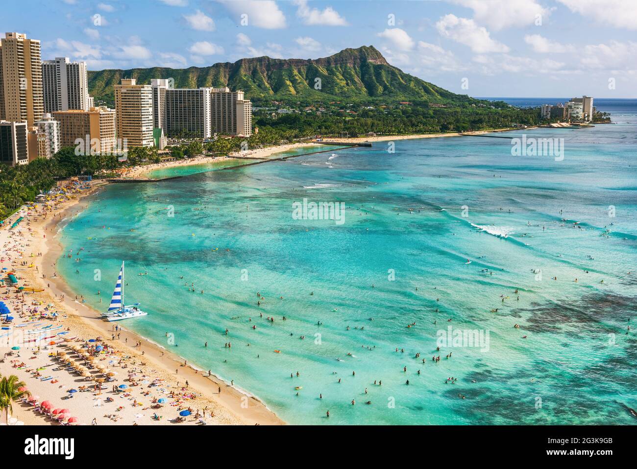 Plage d'Hawaï ville d'Honolulu Voyage paysage de la plage de Waikiki et le pic de la montagne de Diamond Head au coucher du soleil, île d'Oahu, États-Unis vacances. Banque D'Images