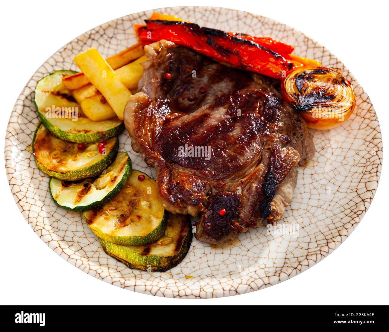 Dîner de hache de bœuf grillé servi avec garniture de légumes Banque D'Images