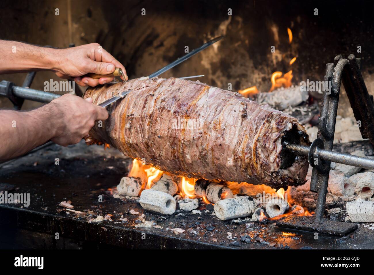 Traditionnel turc oltu cag crochet shish kebab Doner grillé dans un four à  bois Photo Stock - Alamy