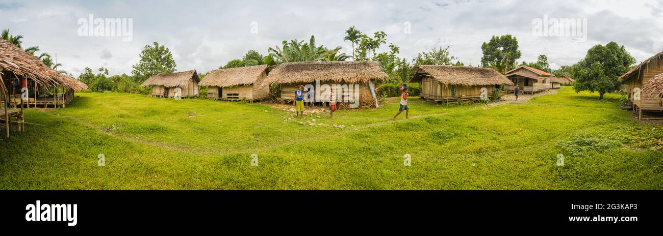 Maisons de village et enfants Banque D'Images