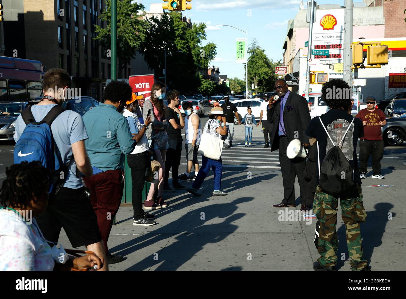 New York, États-Unis. 16 juin 2021. Le politicien Constantine Jean-Pierre parle de l'inégalité que les esclaves ont enduré pendant la fabrication de l'Amérique, le 16 juin 2021 dans le quartier Brooklyns de Flatbush une section de la ville de New York. Les manifestants exigent que le gouvernement néerlandais et l'Église réformée néerlandaise financent et convertissent un lot surcultivé contenant des restes d'esclaves noirs au coin des avenues Church et Bedford à Flatbush en un lieu de sépulture sacré. (Photo de John Lamparski/SIPA USA) crédit: SIPA USA/Alay Live News Banque D'Images