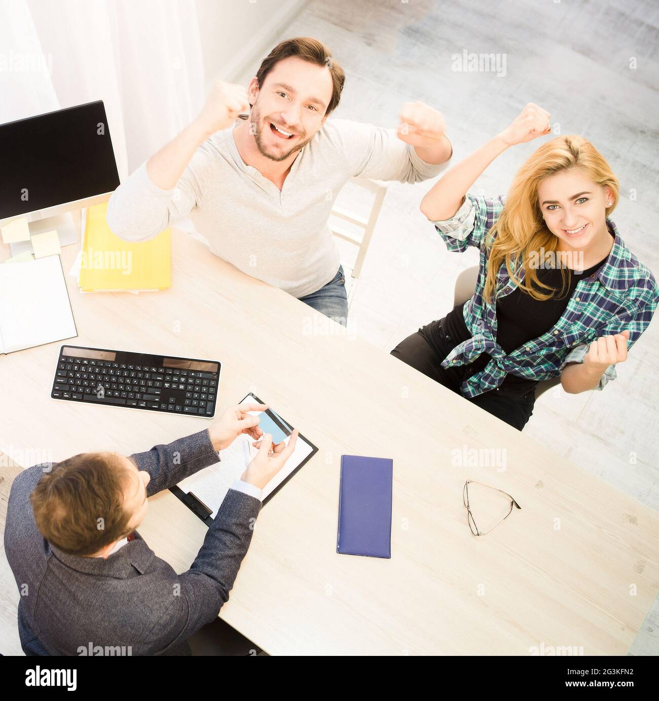 Vendeur donnant la carte de crédit Banque D'Images
