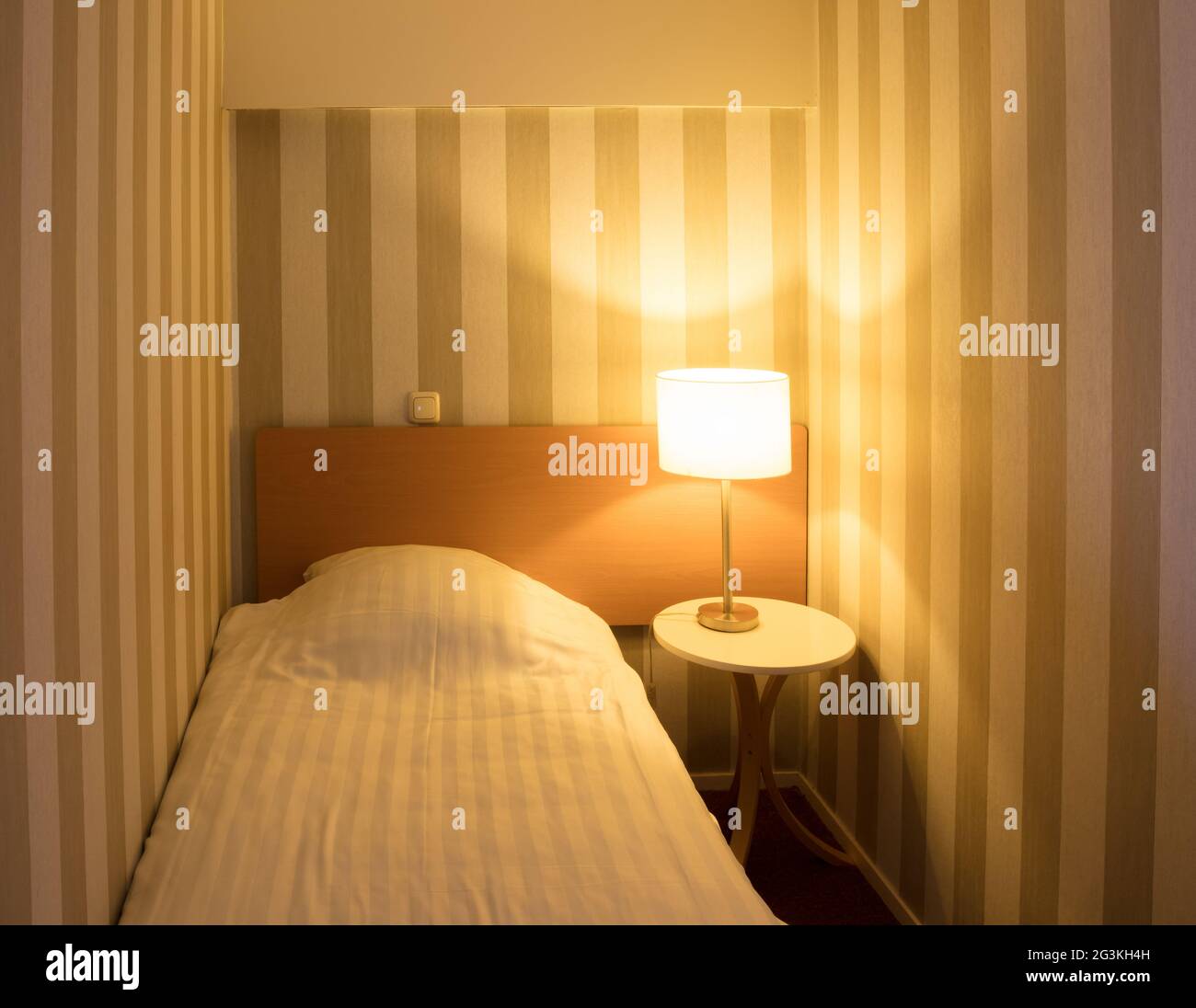 Chambre d'hôtel simple, lit simple Banque D'Images
