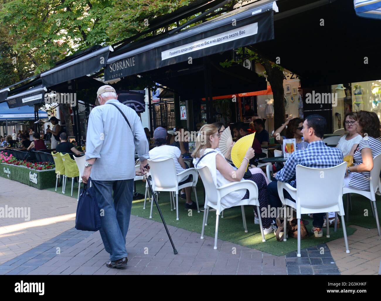 Vitosha Boulevard est une rue piétonne animée avec de nombreux restaurants, cafés et boutiques. Sofia, Bulgarie. Banque D'Images