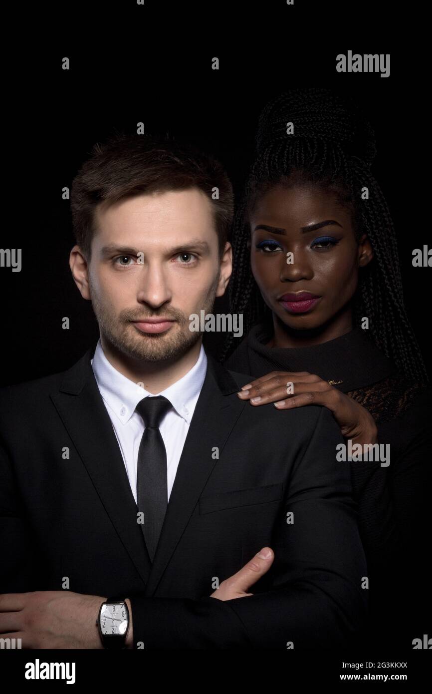 Close up portrait of multi-ethnic couple sur fond noir. Banque D'Images