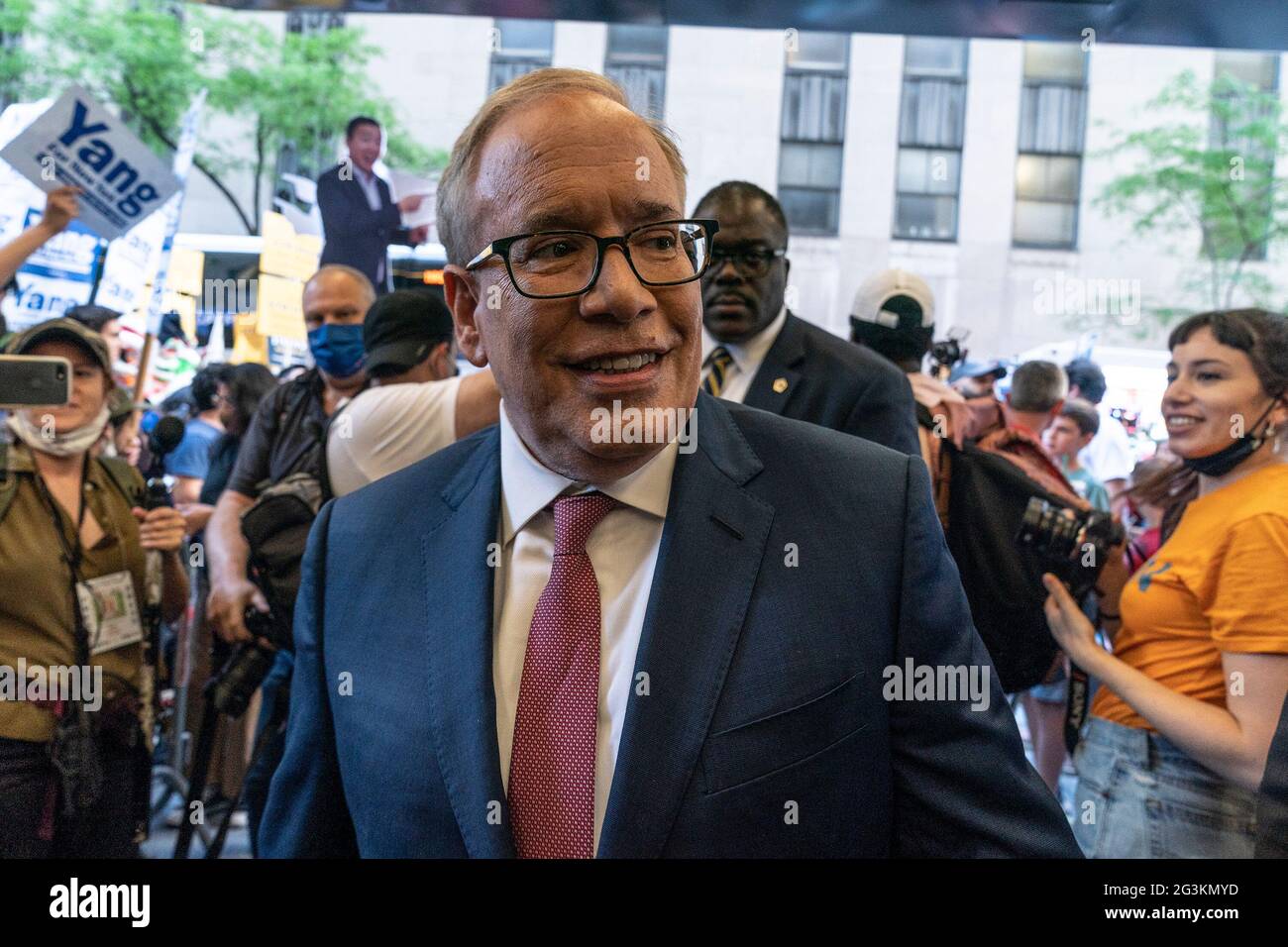 New York, États-Unis. 16 juin 2021. Scott Stringer, candidat à la mairie, arrive pour débat aux studios NBC au Rockefeller Center. Il accueille les partisans qui se rassemblent à l'extérieur pour apprécier leur soutien. Huit candidats selon la commission électorale de la ville ont été qualifiés pour les débats : Eric Adams, Kathryn Garcia, Maya Wiley, Andrew Yang, Scott Stringer, Ray McGuire, Shaun Donovan et Dianne Morales. Les partisans de chaque candidat ont organisé un rassemblement à l'extérieur du centre NBC. (Photo de Lev Radin/Pacific Press) crédit: Pacific Press Media production Corp./Alay Live News Banque D'Images