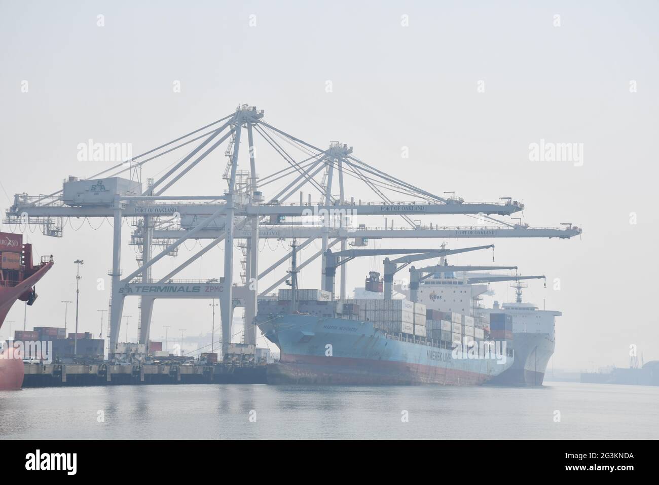 Navires-conteneurs chargés au port d'Oakland, Californie. Le ciel est obscurci à cause de la fumée des feux de forêt. Banque D'Images