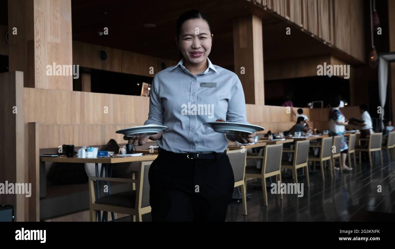 Service de serveuse agréable restaurant en Asie du Sud-est Banque D'Images Service de serveuse agréable restaurant en Asie du Sud-est Banque D'Images