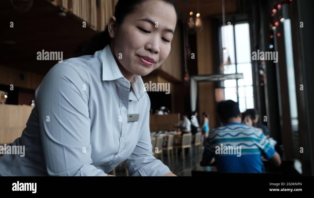 Service de serveuse agréable restaurant en Asie du Sud-est Banque D'Images Service de serveuse agréable restaurant en Asie du Sud-est Banque D'Images