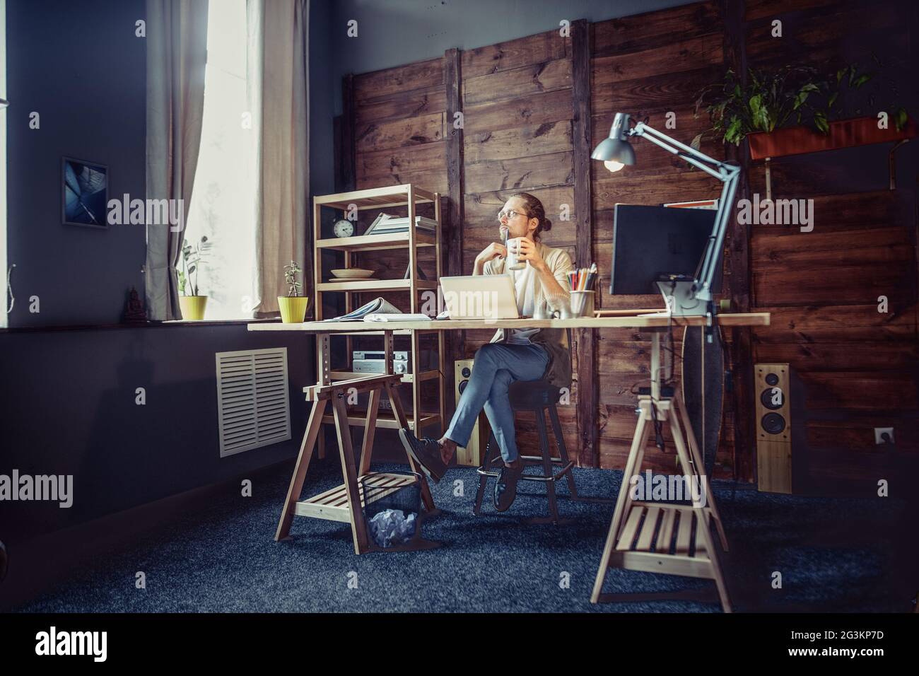 Vue générale du bureau à domicile de jeune indépendant. Banque D'Images