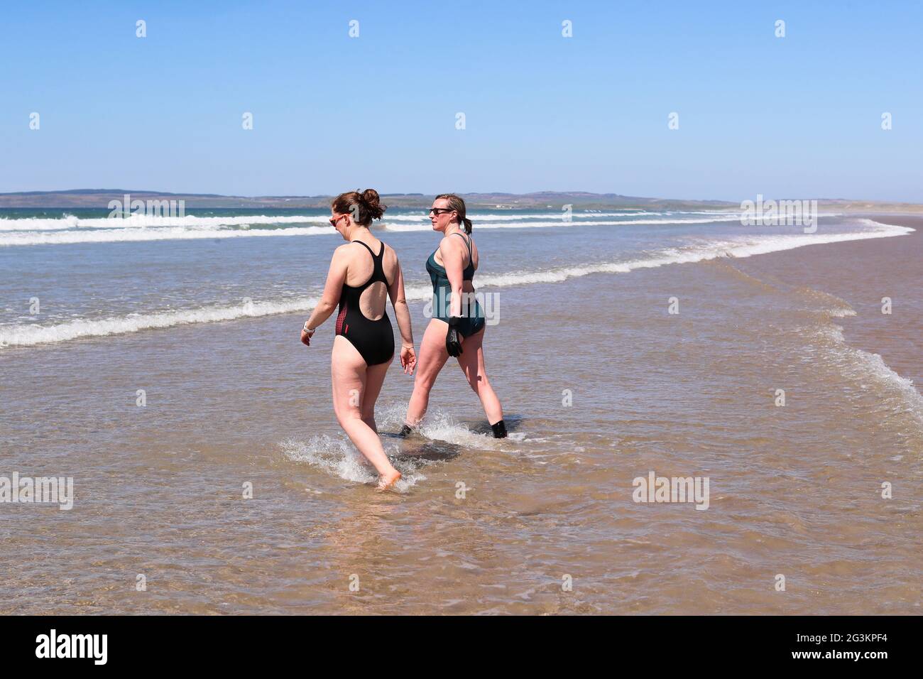 Les femmes participent à la baignade en eau libre sur l'île d'islay au large de la côte ouest de l'Écosse pendant une séance de marche. Banque D'Images