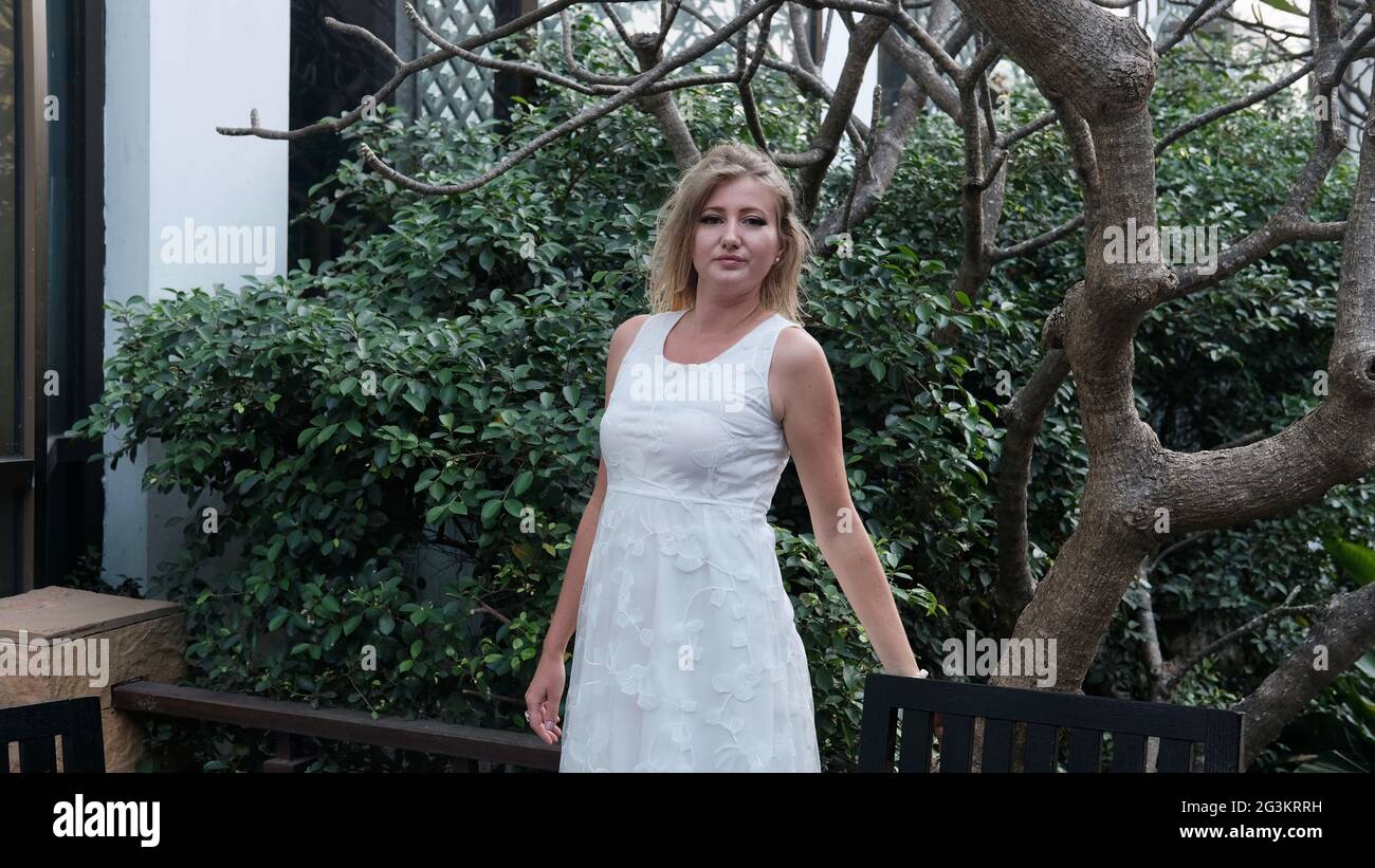 Europe de l'est Femme caucasienne d'âge moyen cheveux blond peau pâle teint en robe blanche en dehors de l'été décontracté Banque D'Images
