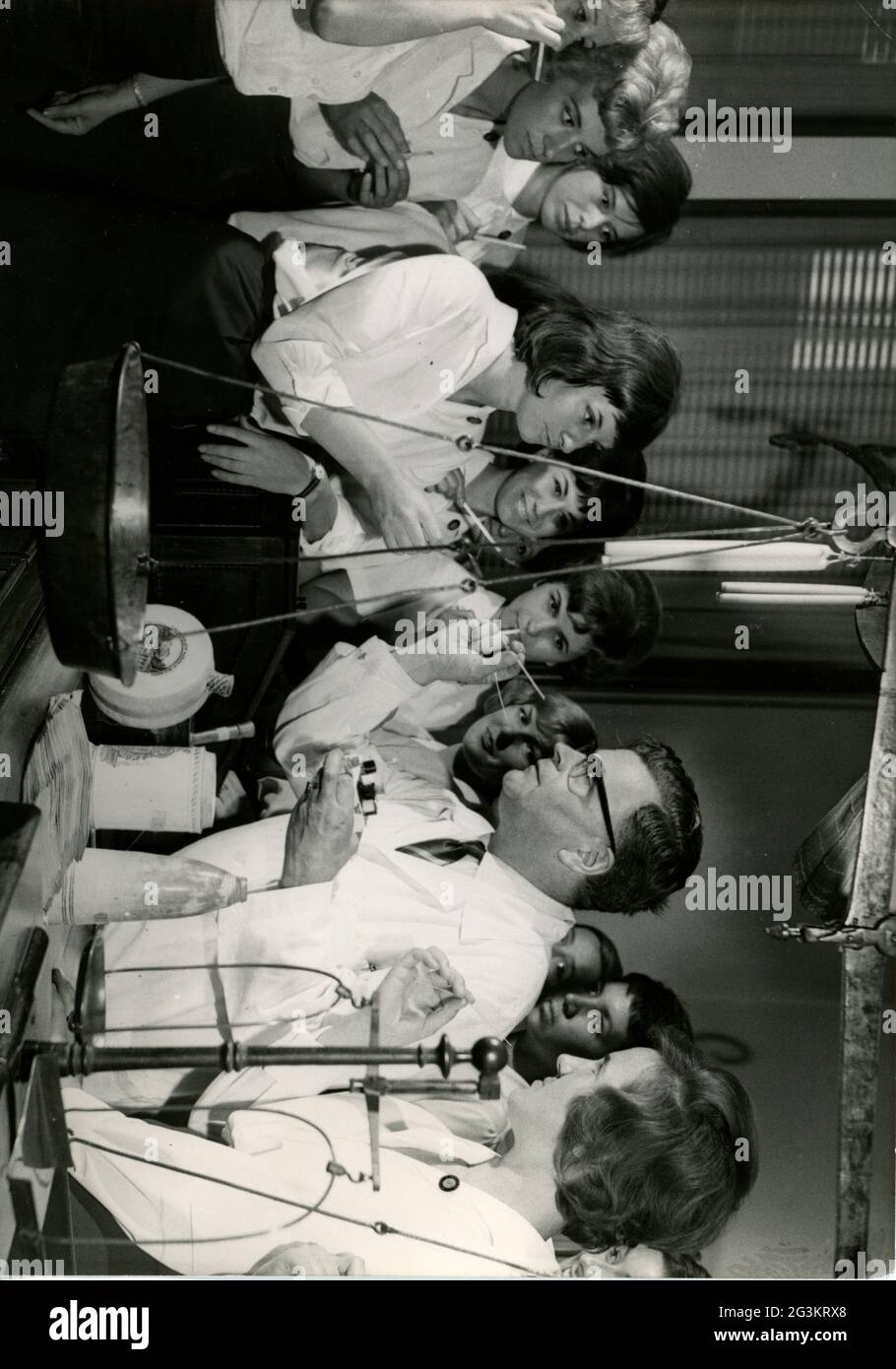 Cosmétiques, présentation de différents parfums, Mouson, Francfort, Allemagne, 1964, INFO-AUTORISATION-DROITS-SUPPLÉMENTAIRES-NON-DISPONIBLE Banque D'Images